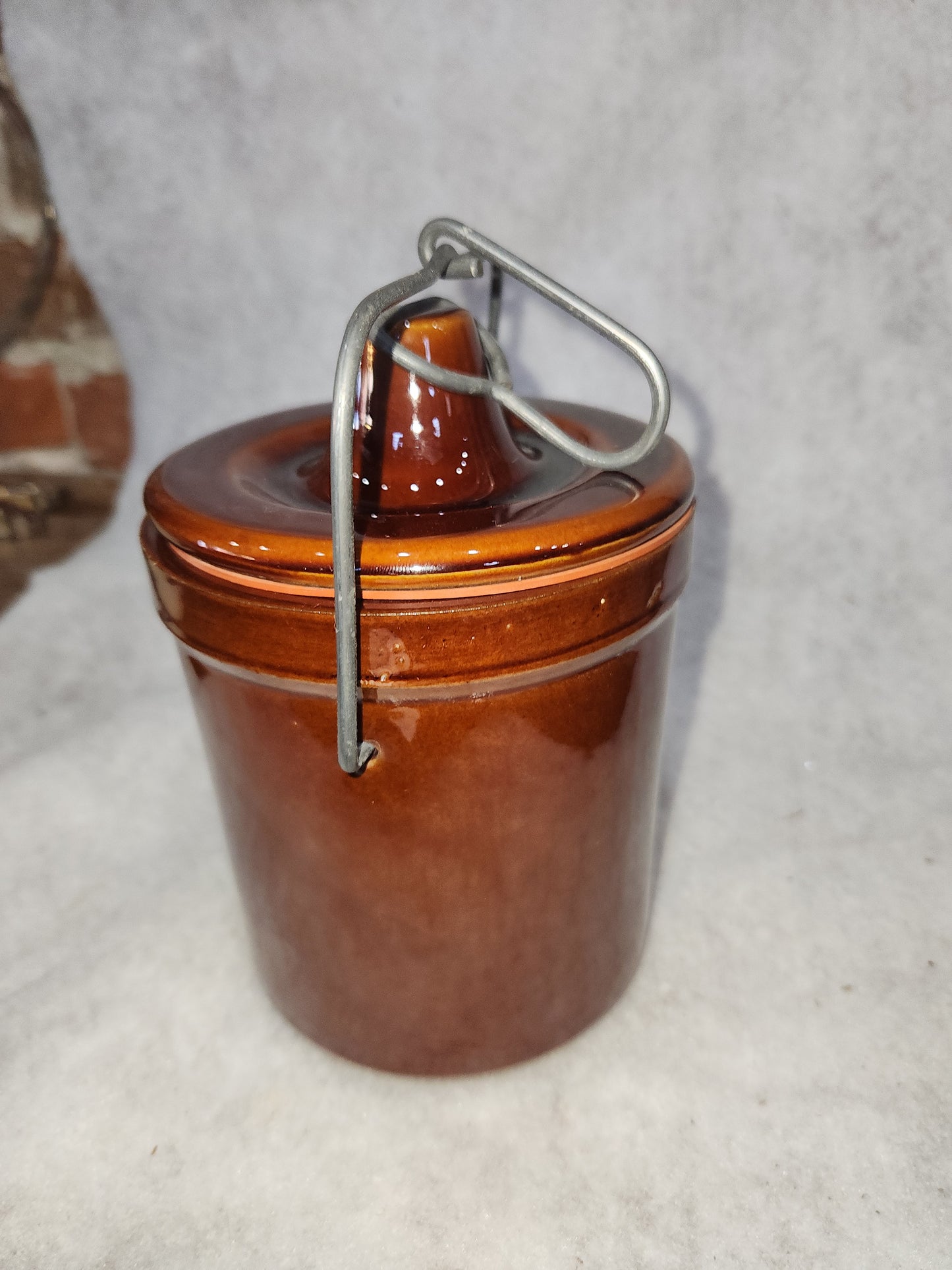 Vintage brown pottery crock lid and metal bail pot57