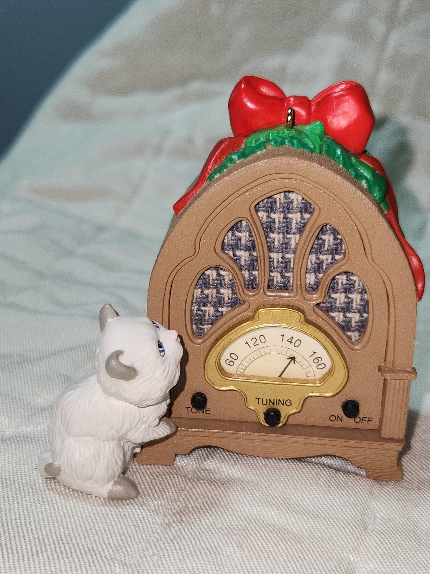 Vintage Hallmark Keepsake Ornament 1993 Radio News Flash white cat kitty Magic Voice Sound Light ho891
