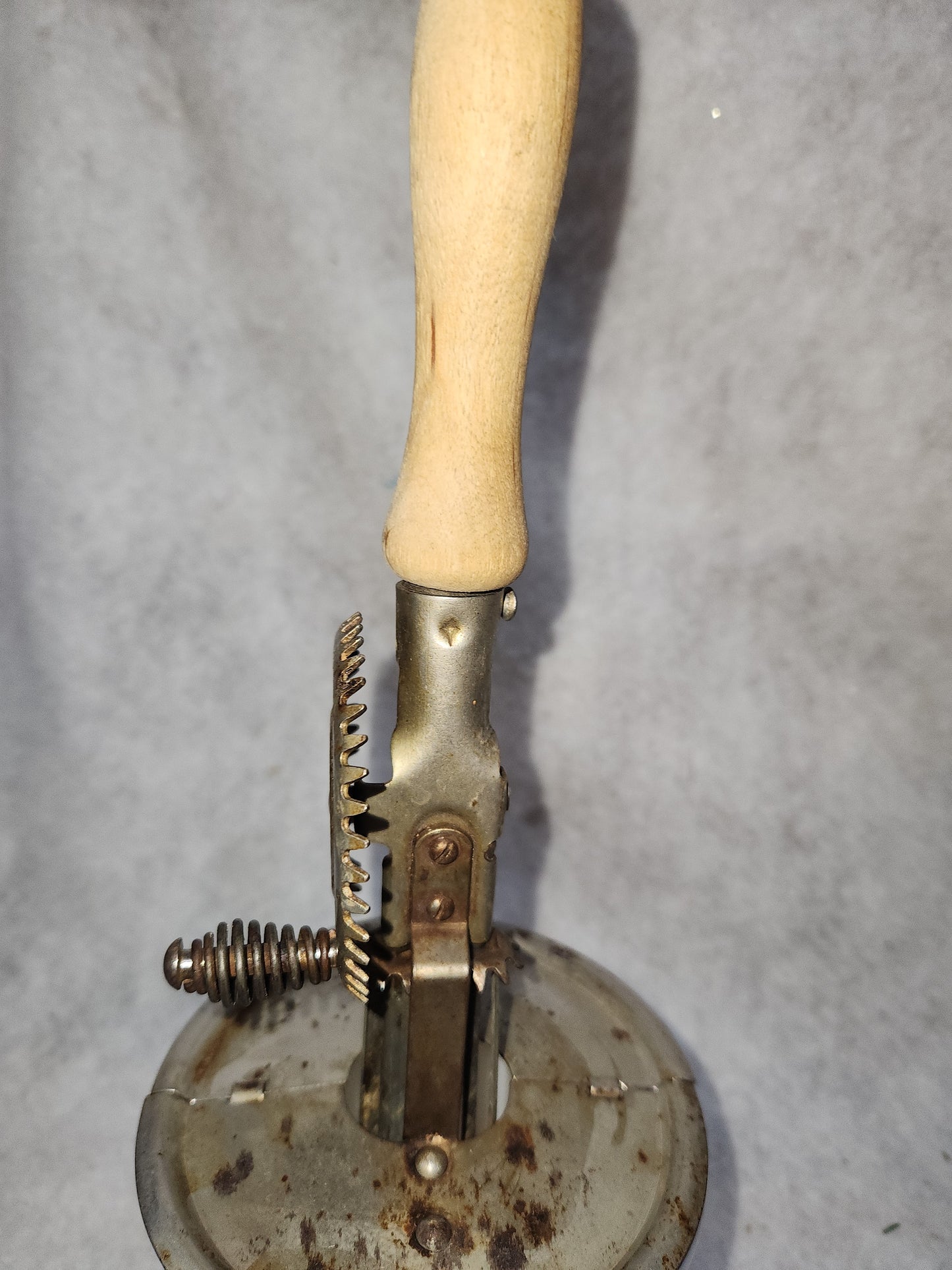 Vintage Egg Beater Hand Mixer and Small Anchor Hocking Milkglass Bowl mg901