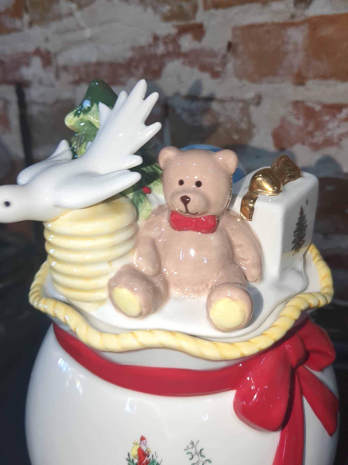 Spode Christmas Tree Round Covered Candy Box, Made of Fine Earthenware, Gold sp65