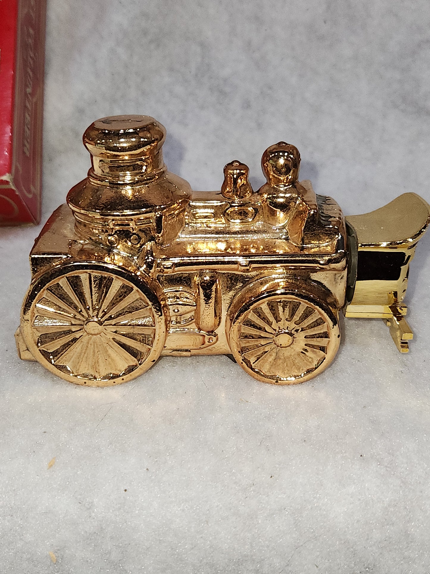 Avon Decanter First Volunteer gold fire truck Oland Cologne av561