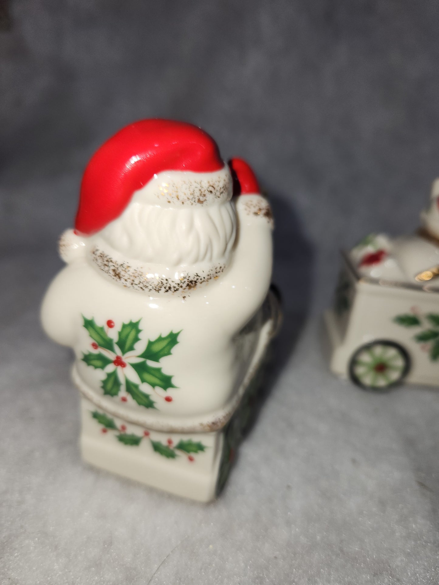 Lenox Holiday Santa Train Bear Salt & Pepper Set. Sps10