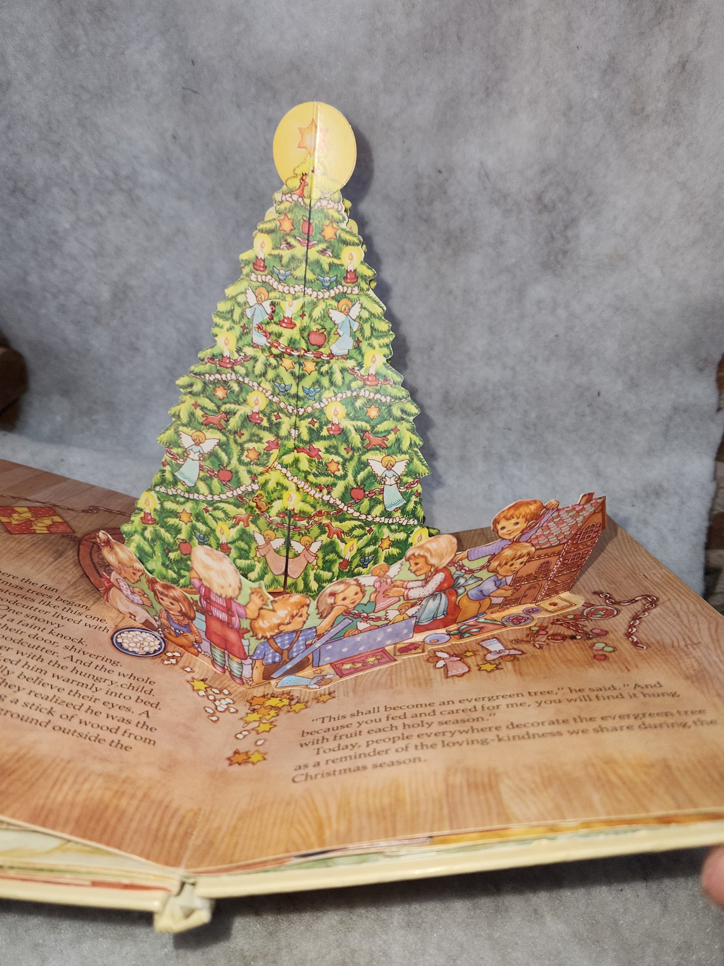 Vintage 1980s First Edition Hallmark POP UP book Christmas in Many Lands by Barbara Bartocci bk12
