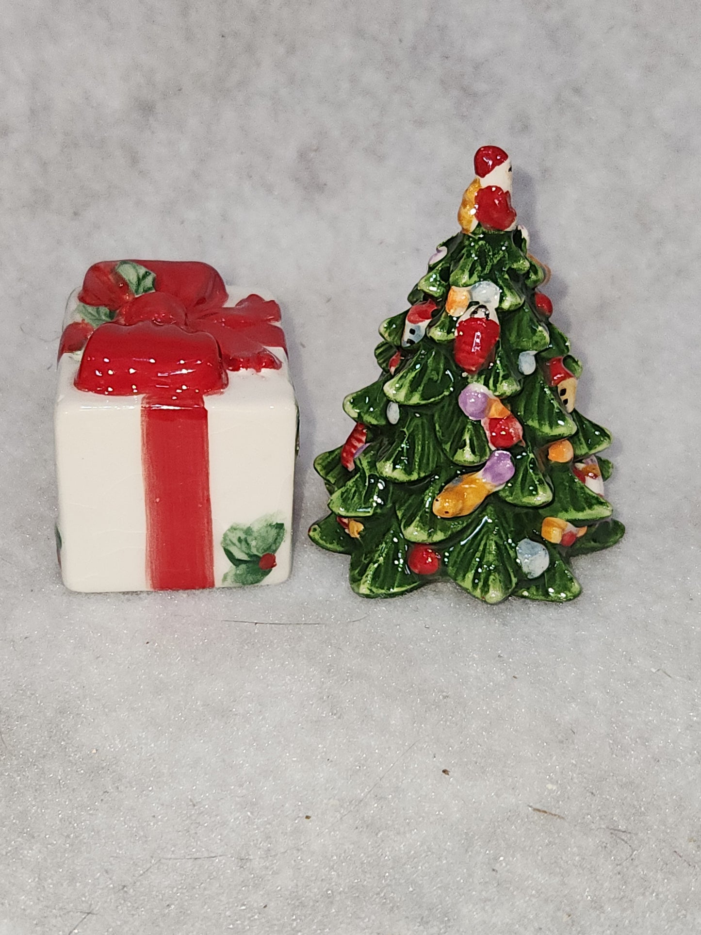 Tree & Christmas Gift Box Spode Salt & Pepper Shakers sps6