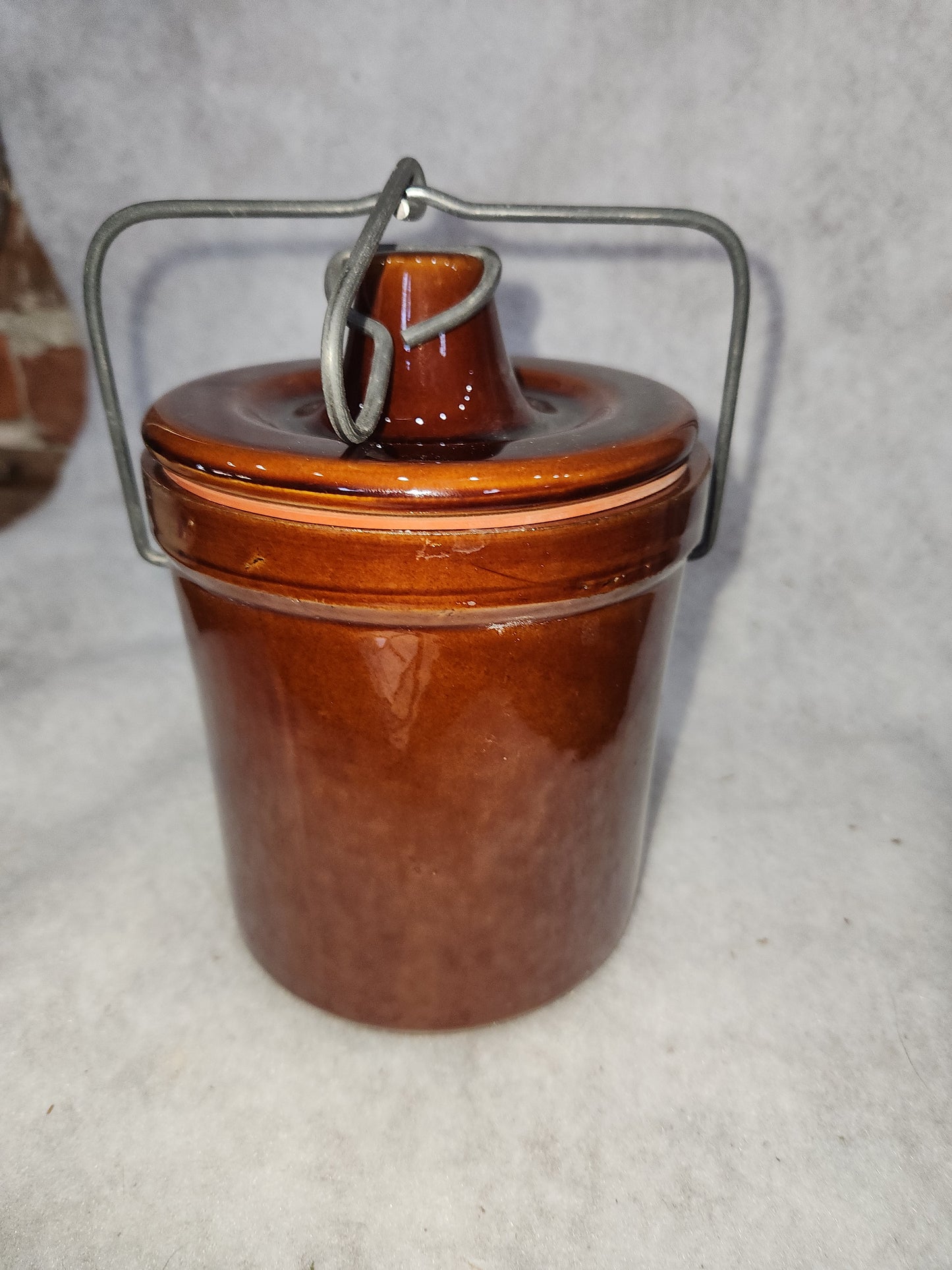Vintage brown pottery crock lid and metal bail pot57
