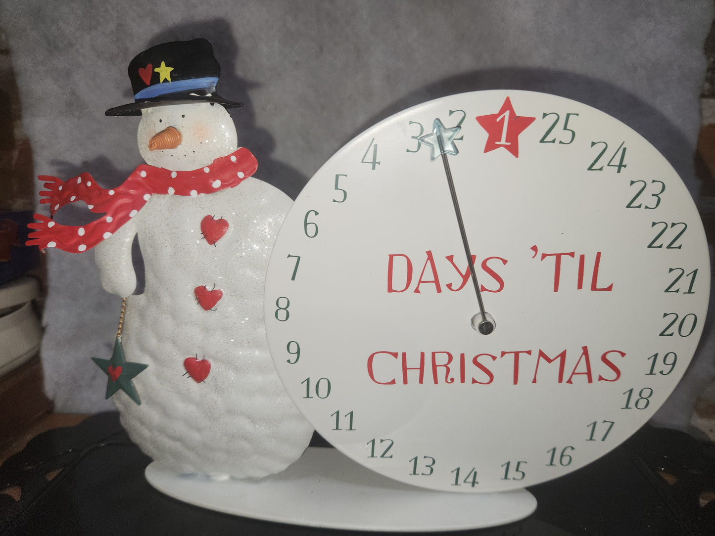 Hallmark metal musical Christmas countdown calendar with box cd43