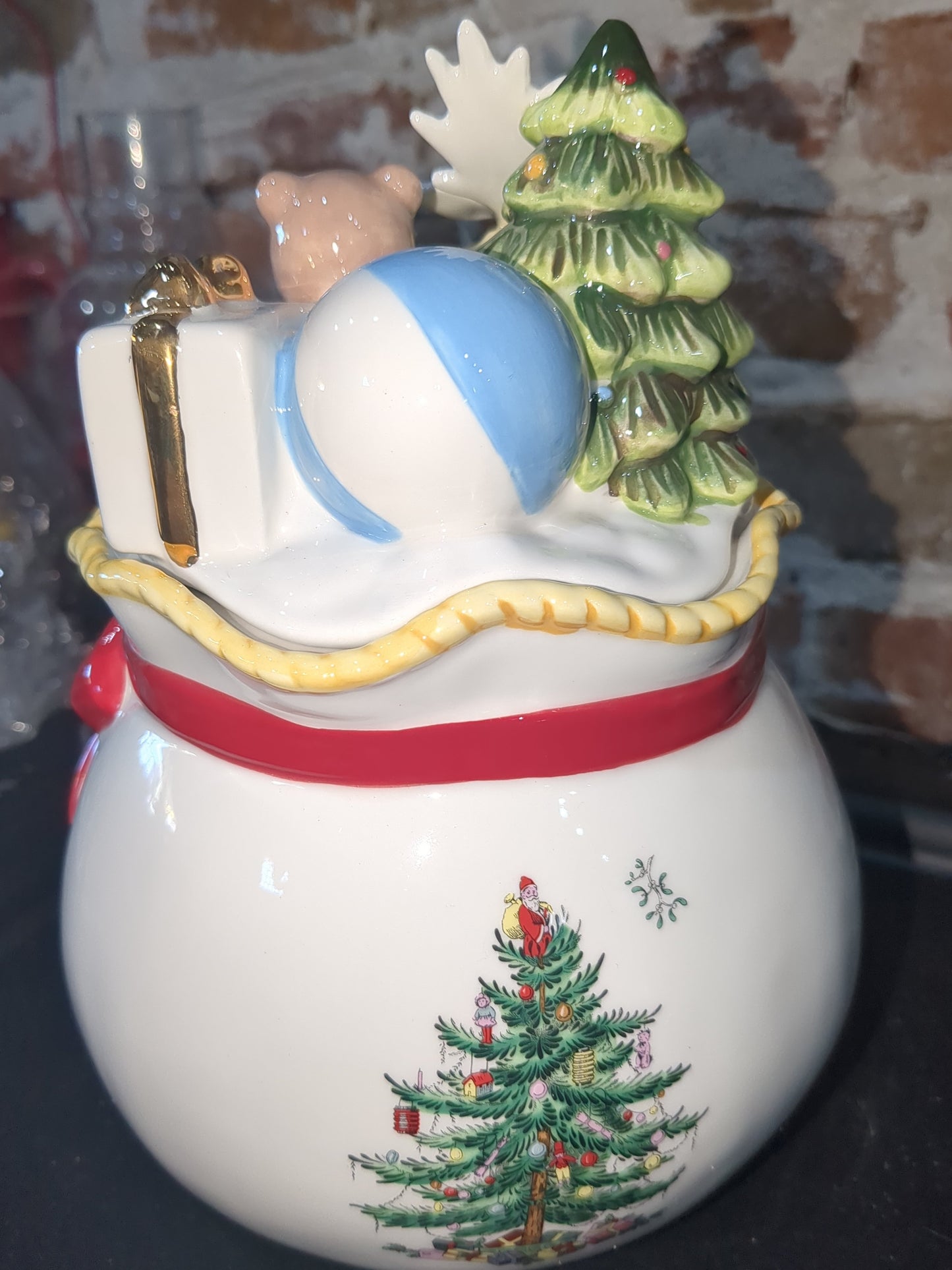 Spode Christmas Tree Round Covered Candy Box, Made of Fine Earthenware, Gold sp65
