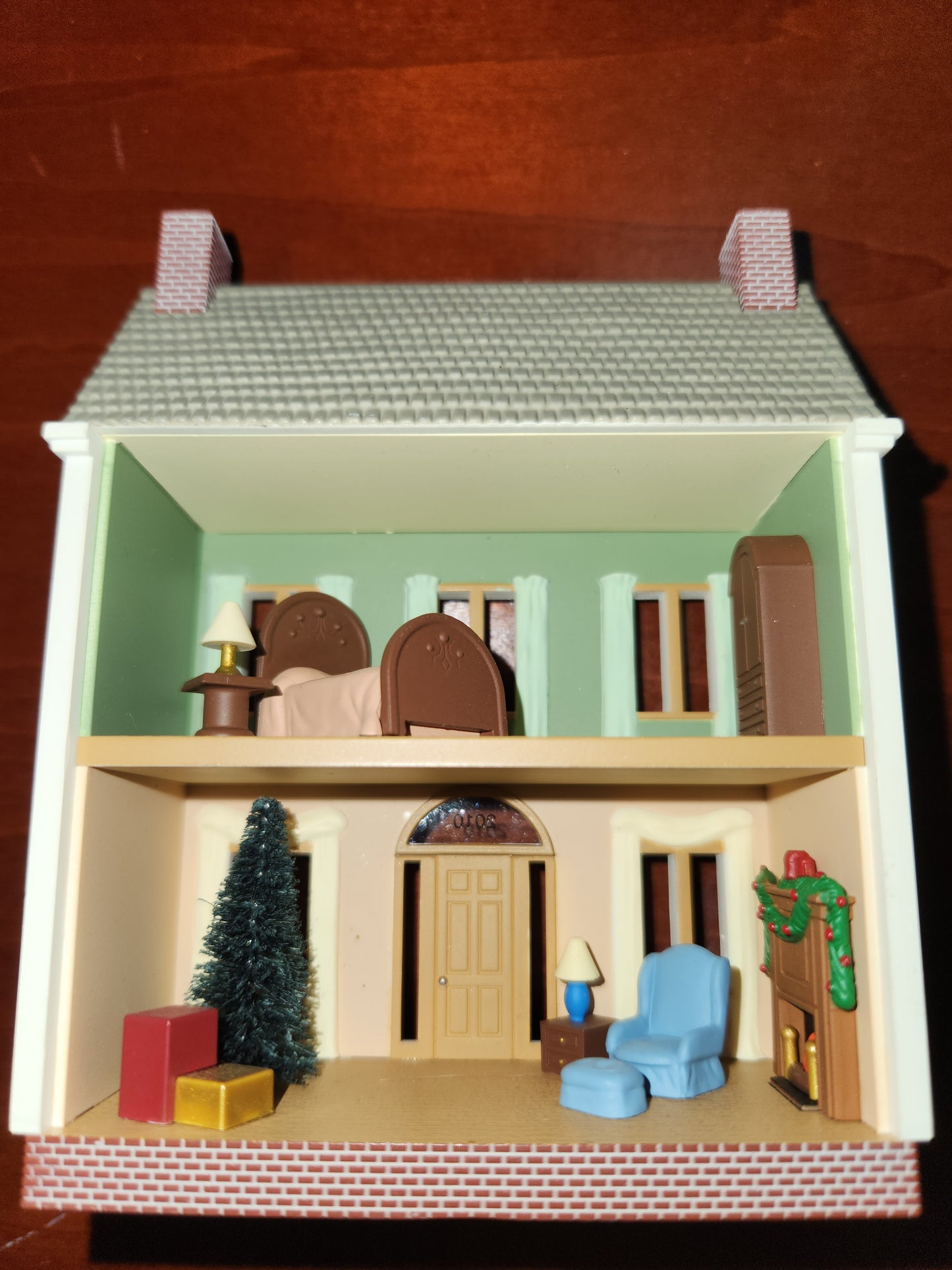HH2010 a colonial Christmas Ornament Hallmark Nostalgic Houses.