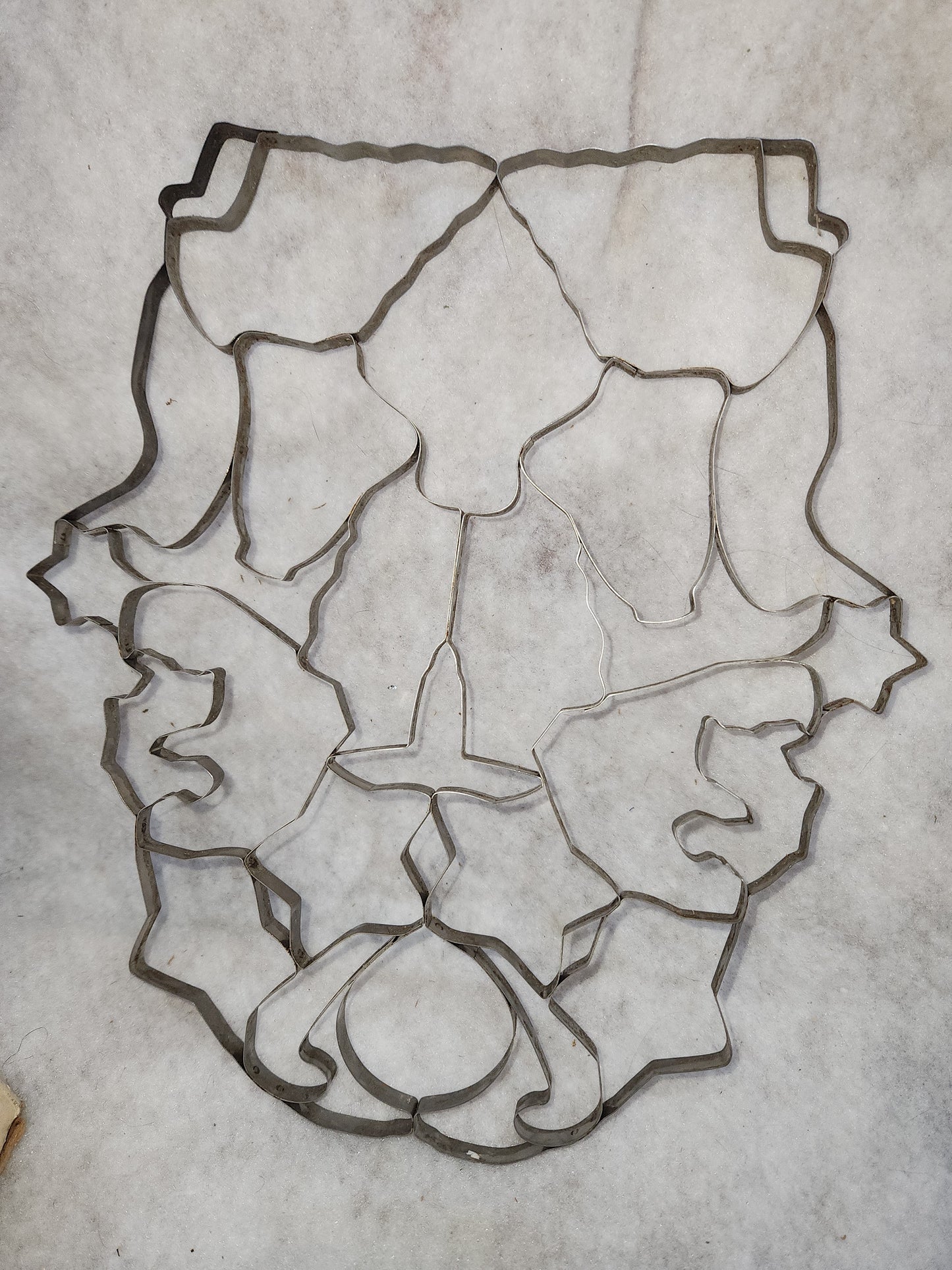 CC21 vintage 32 in 1 scrapless stainless steel cookie cutter