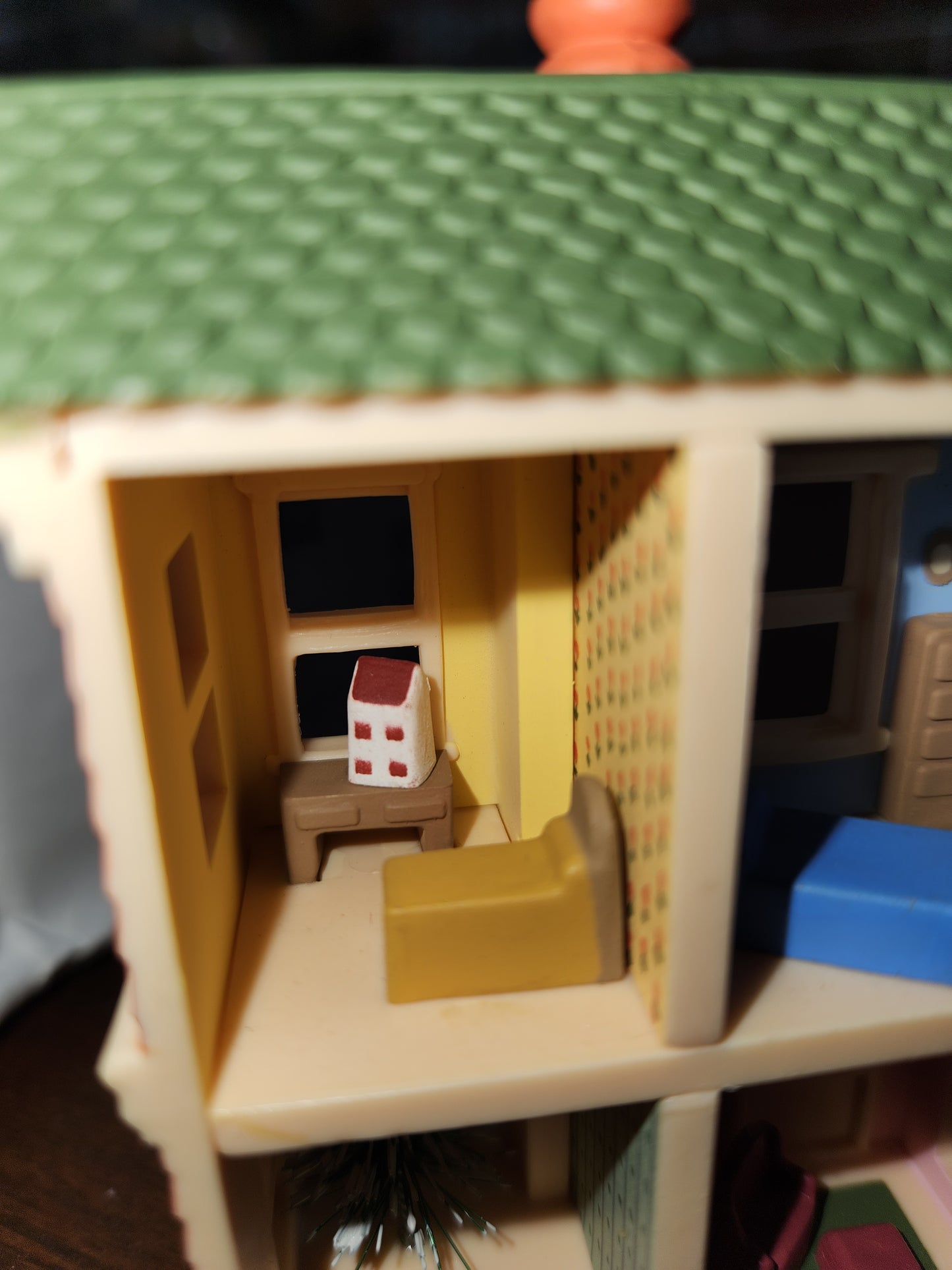 HH1984 first in series dollhouse Ornament Hallmark Nostalgic Houses