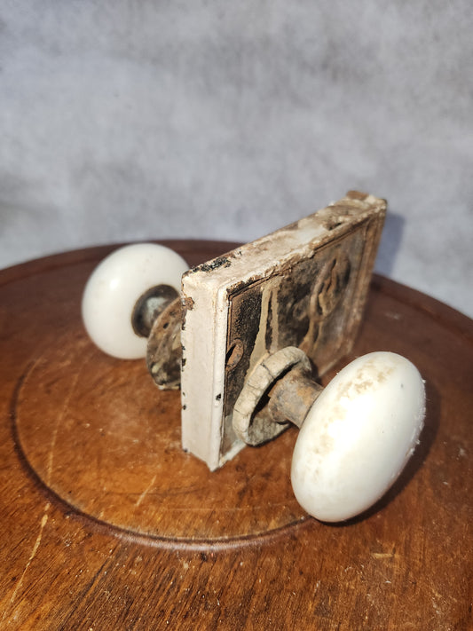 Kn8 Antique White Door Knob and Lock Set kn8