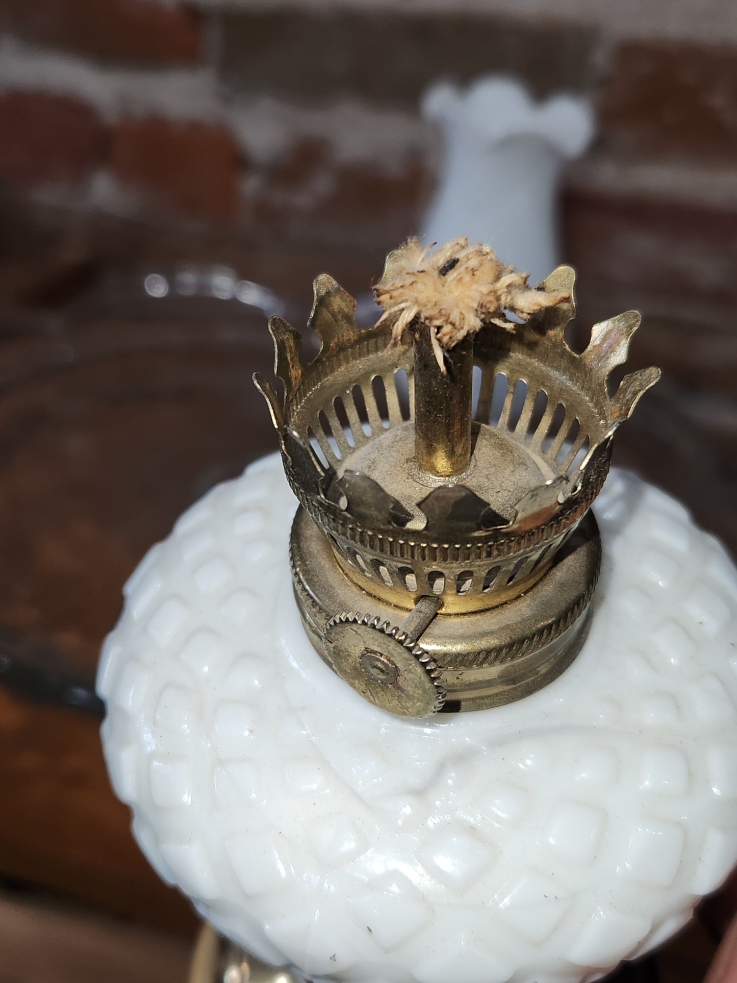 MINI WHITE DIAMOND DESIGN OIL LAMP W/ GOLD COLOR METAL BASE lamp8