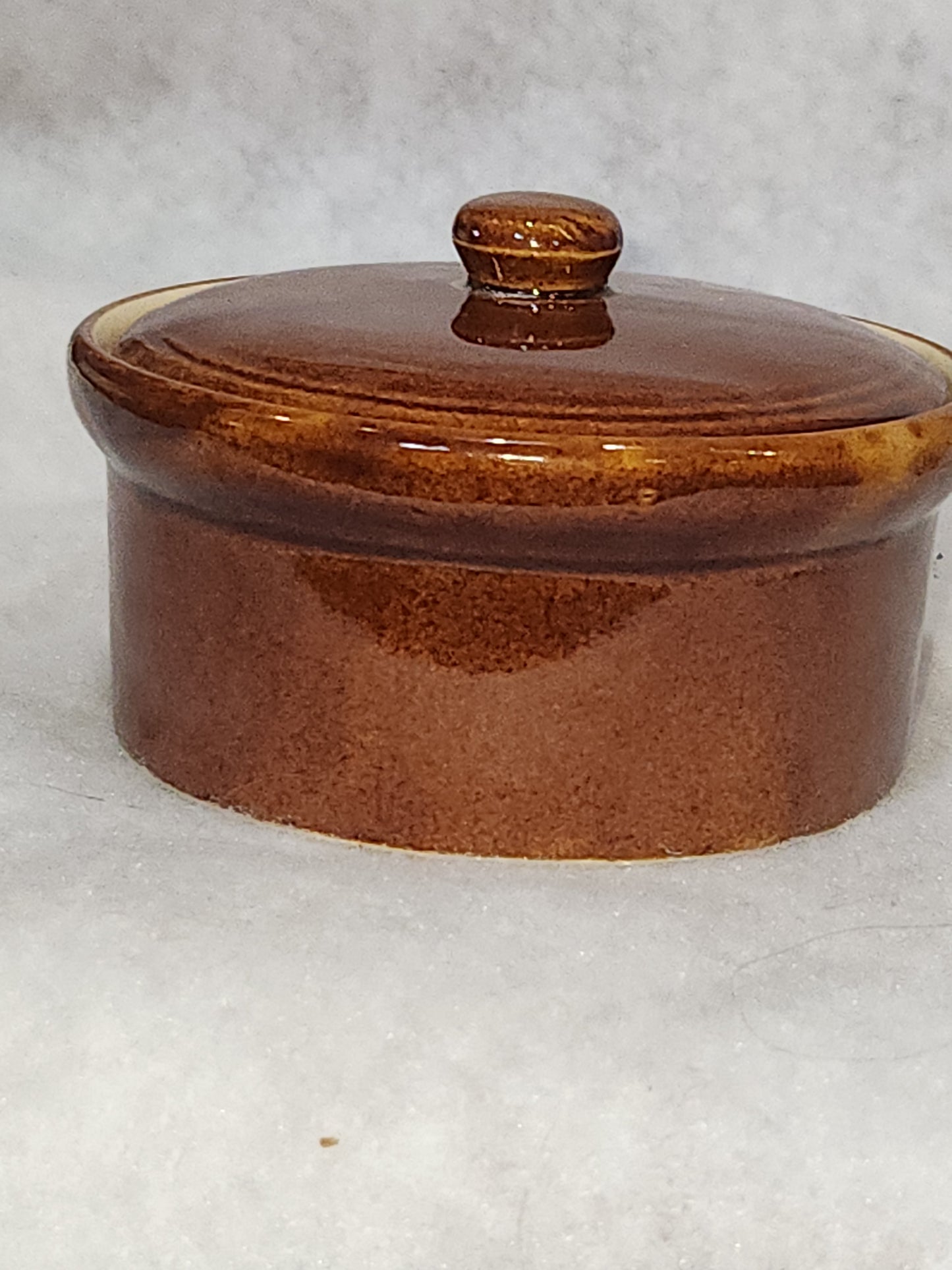 Vintage brown stoneware 1/2 pint crock with lid pot60