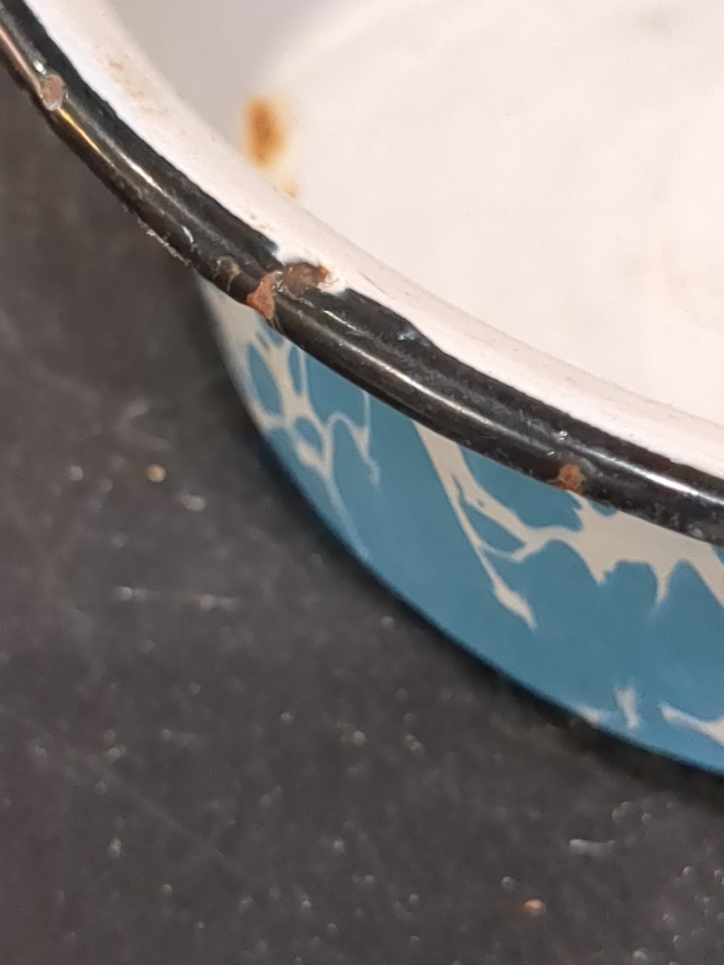 Vintage lighter blue enamel bowl en765