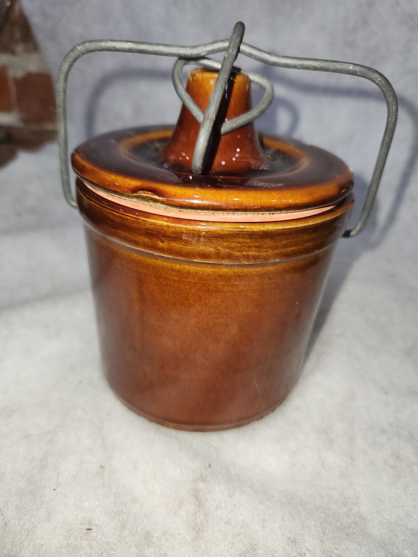 Vintage brown pottery crock lid and metal bail pot59
