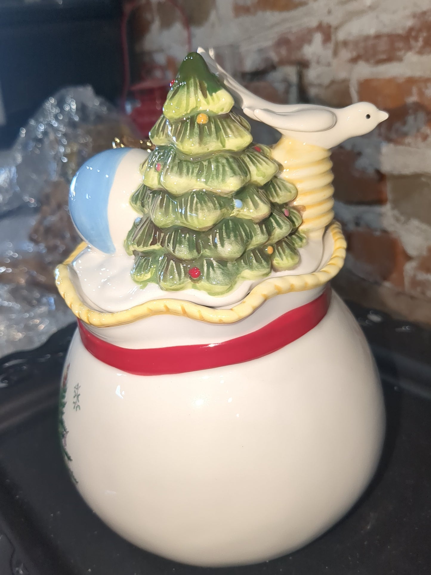 Spode Christmas Tree Round Covered Candy Box, Made of Fine Earthenware, Gold sp65