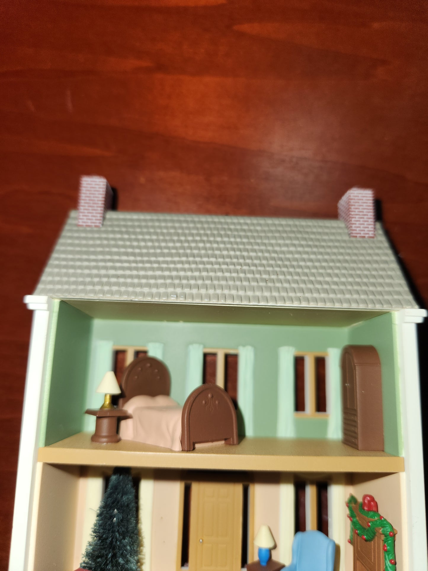 HH2010 a colonial Christmas Ornament Hallmark Nostalgic Houses.