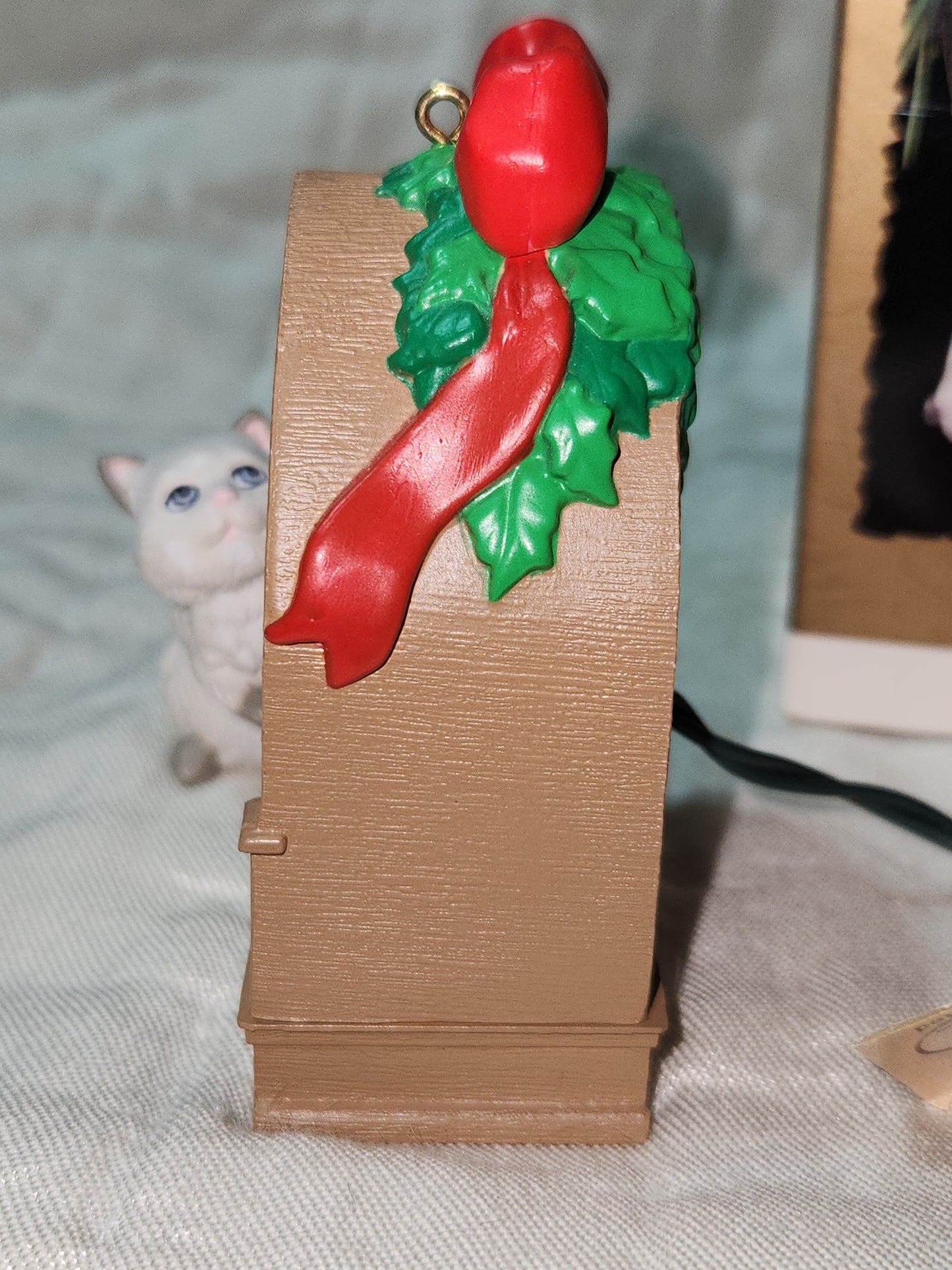 Vintage Hallmark Keepsake Ornament 1993 Radio News Flash white cat kitty Magic Voice Sound Light ho891