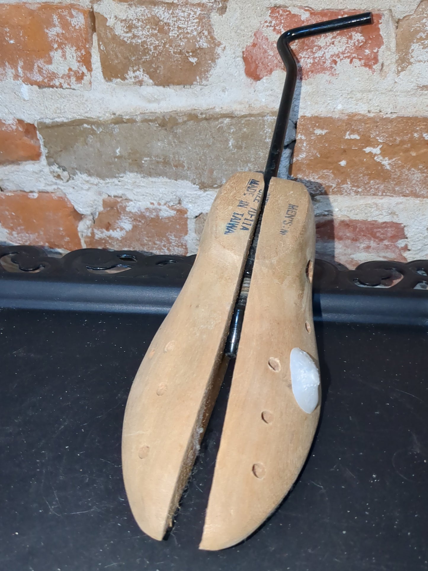 Vintage Shoe Stretcher Mens Medium 7D-11A Wooden & Metal Parts Made In Taiwan sh755