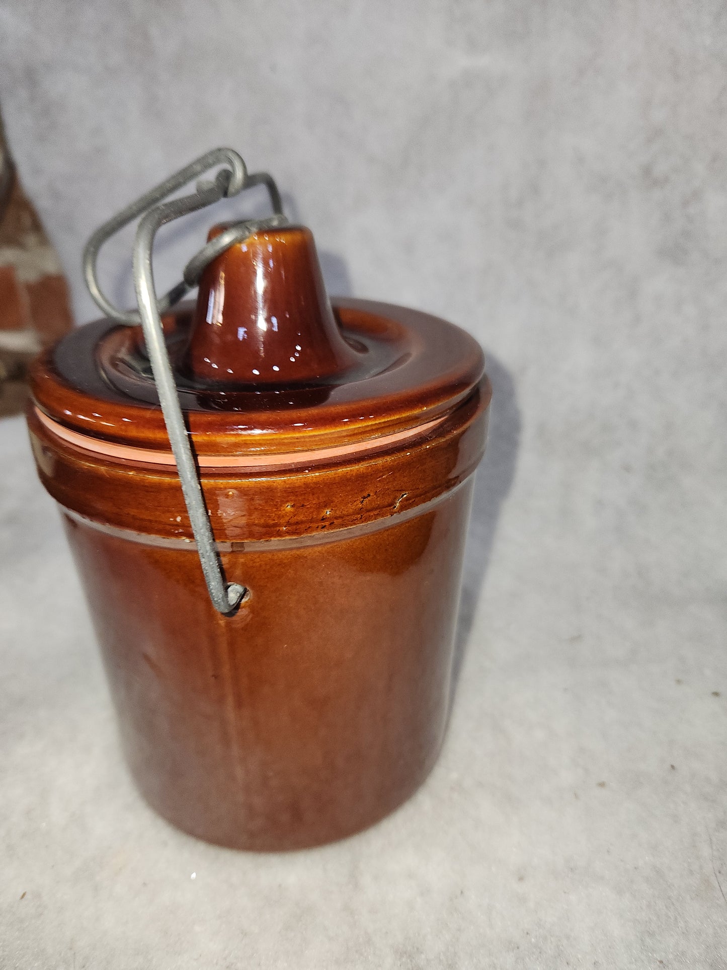 Vintage brown pottery crock lid and metal bail pot57