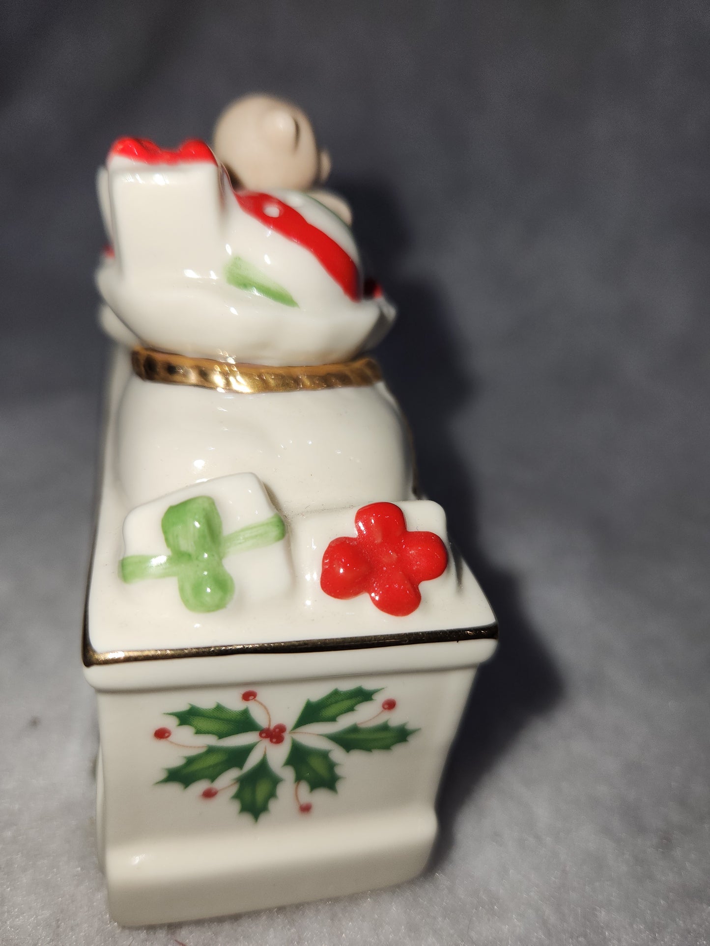 Lenox Holiday Santa Train Bear Salt & Pepper Set. Sps10