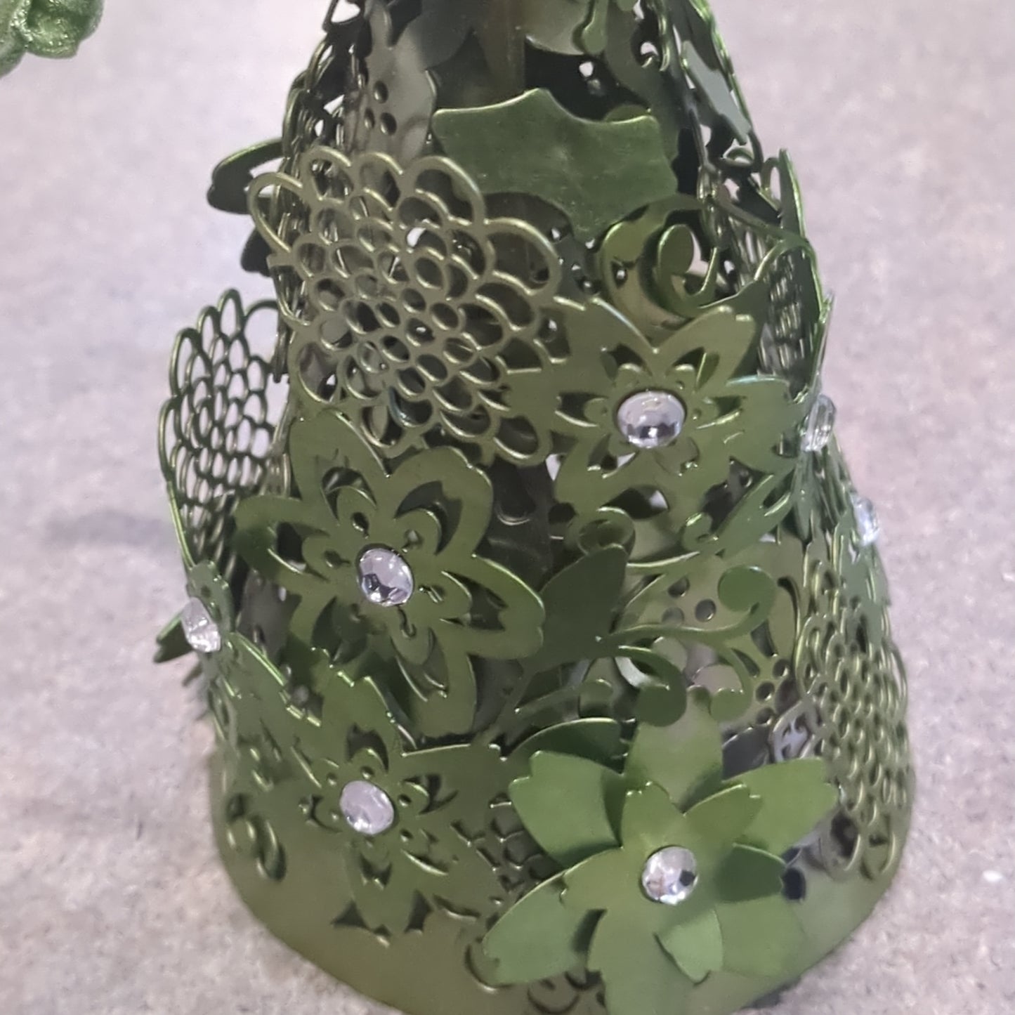 Metal tree ornament