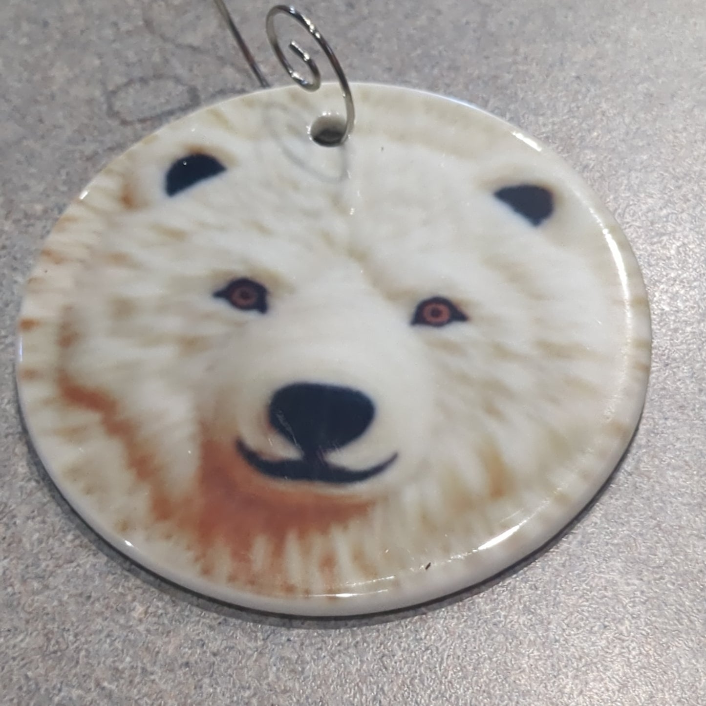 Ceramic ornament with polar bear face appears 3D but it is not