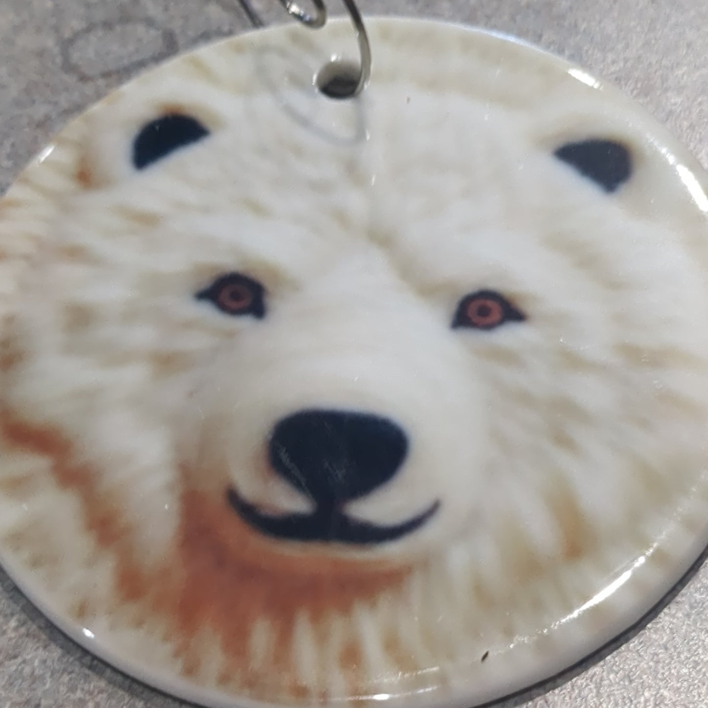 Ceramic ornament with polar bear face appears 3D but it is not