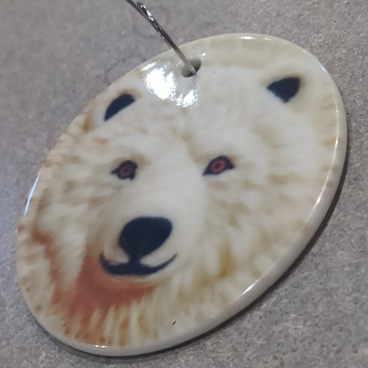 Ceramic ornament with polar bear face appears 3D but it is not