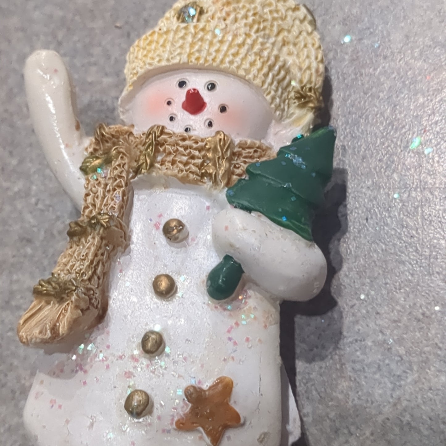 Oy1 Polycrylic snowman ornament with tree yellow