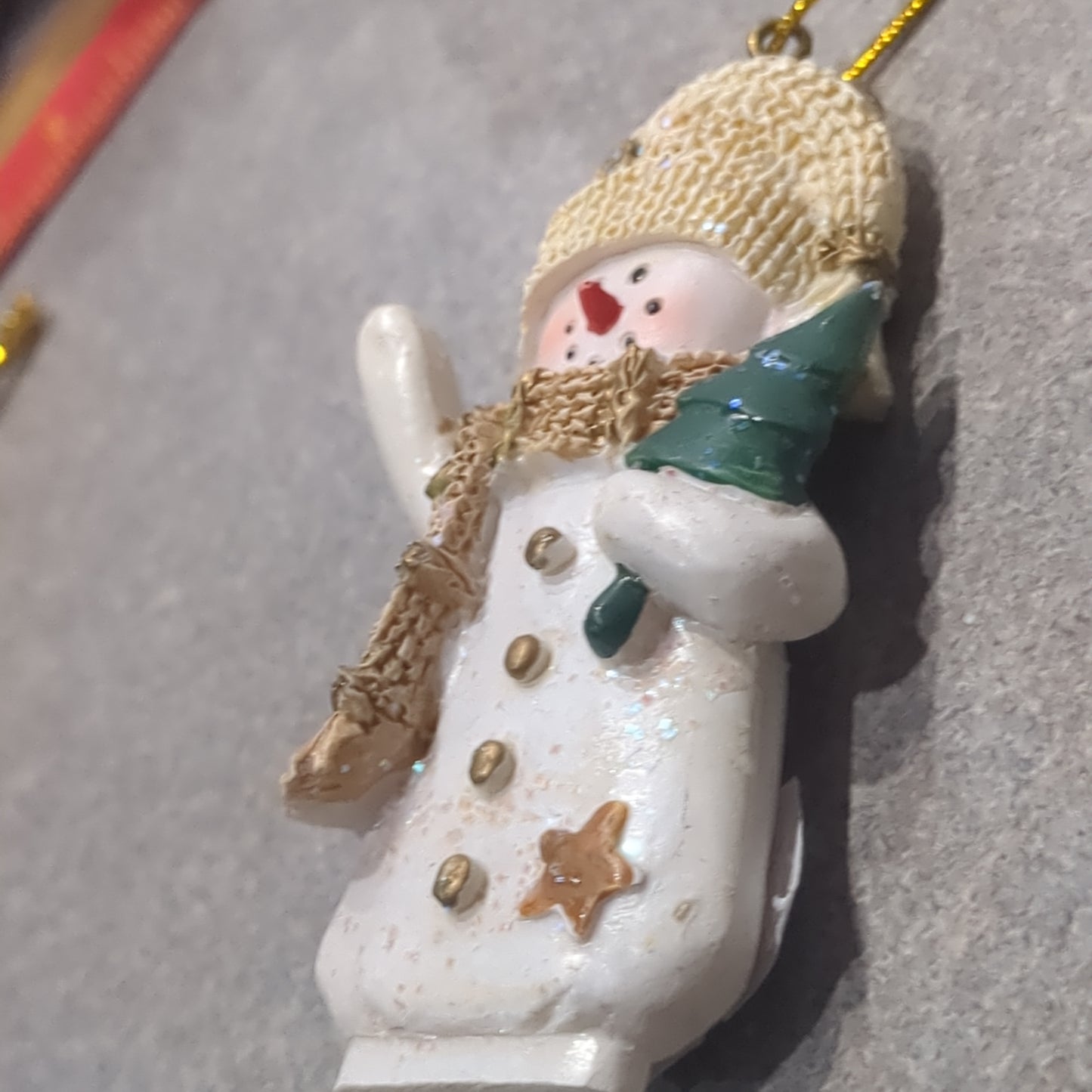 Oy1 Polycrylic snowman ornament with tree yellow