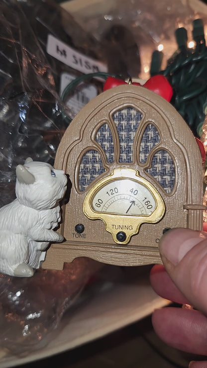 Vintage Hallmark Keepsake Ornament 1993 Radio News Flash white cat kitty Magic Voice Sound Light ho891