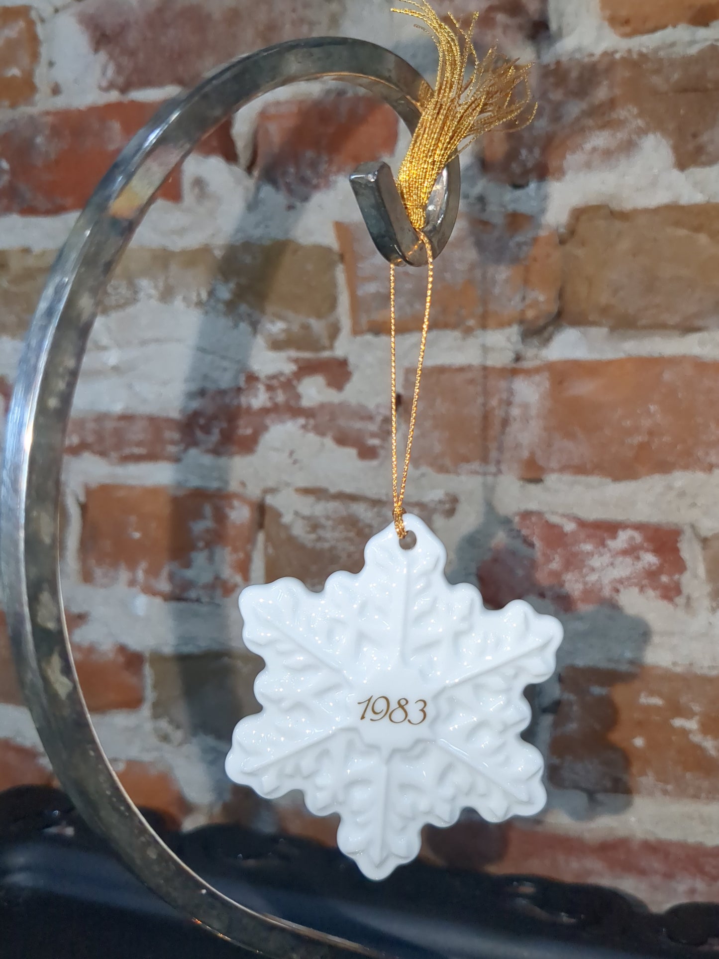 Vintage 1982 Avon Christmas Remembrance White Ceramic Snowflake Ornament with box. A7650