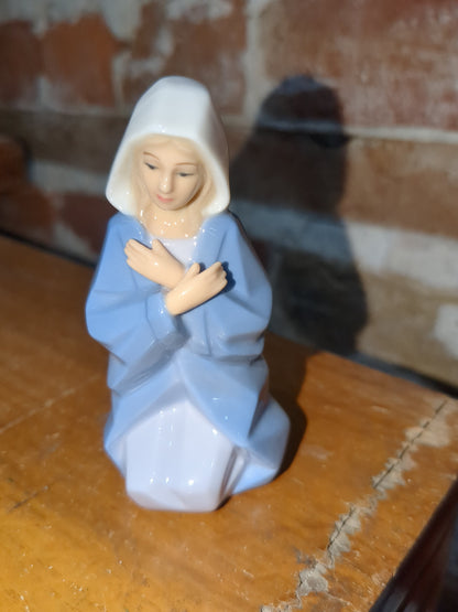 Vintage replacement piece for Hallmark ceramic 11 piece nativity set. Mary