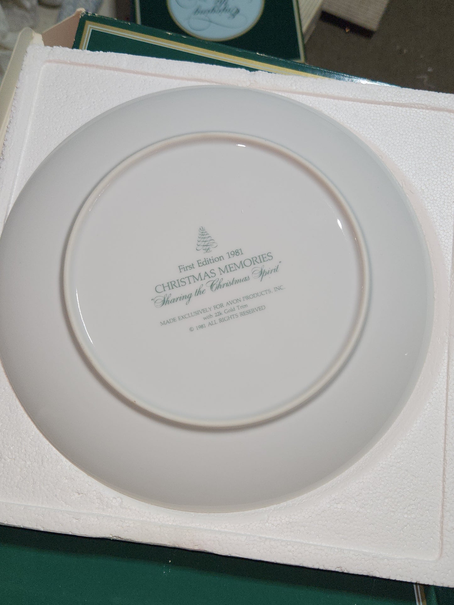 Vintage Avon Christmas 1981 First Edition Christmas Memories Plate 22k gold trim Original Box.
