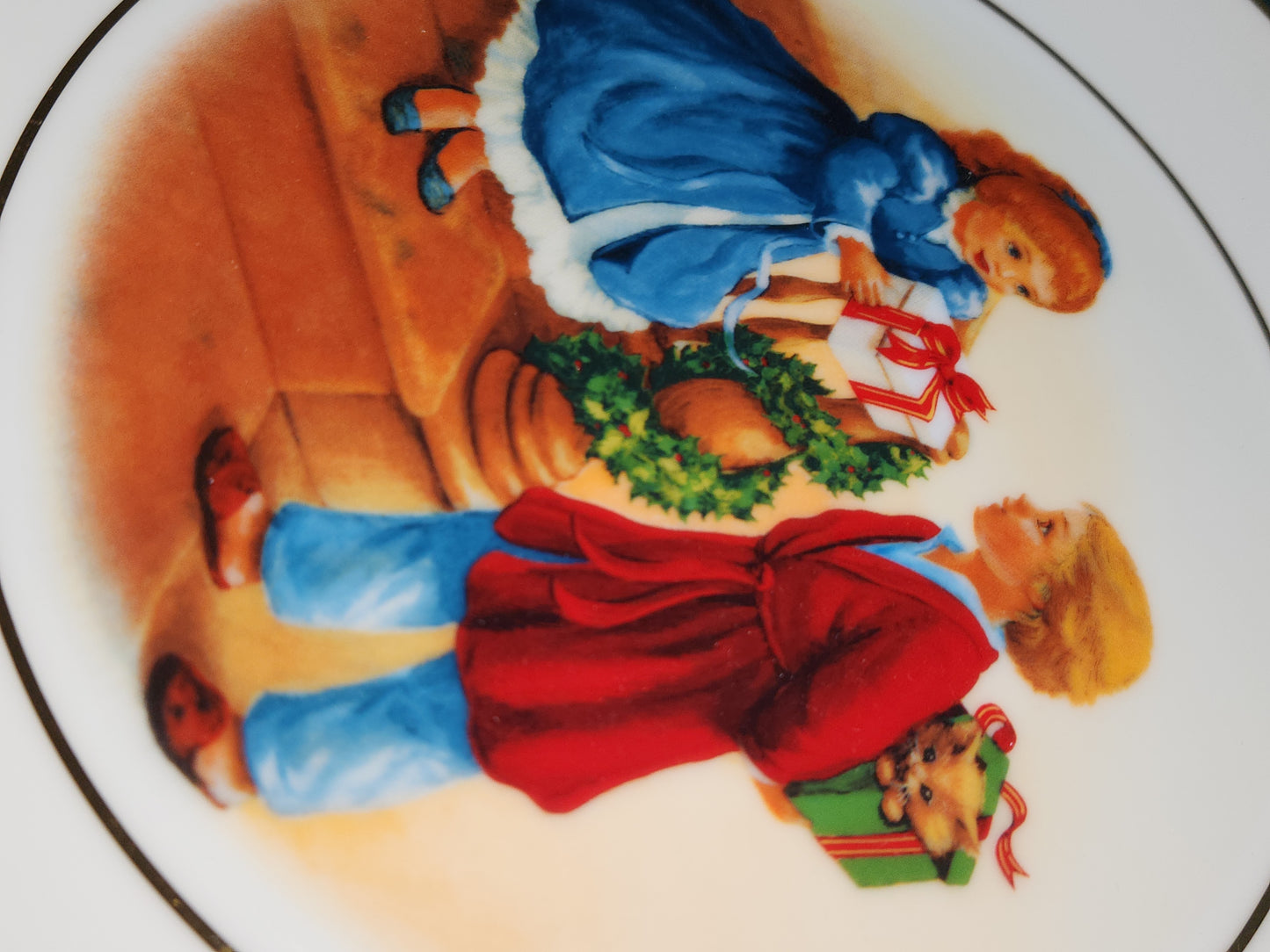 Vintage Avon Christmas 1982 Second Edition Christmas Memories Keeping the Christmas Tradition Plate 22k gold trim Original Box.