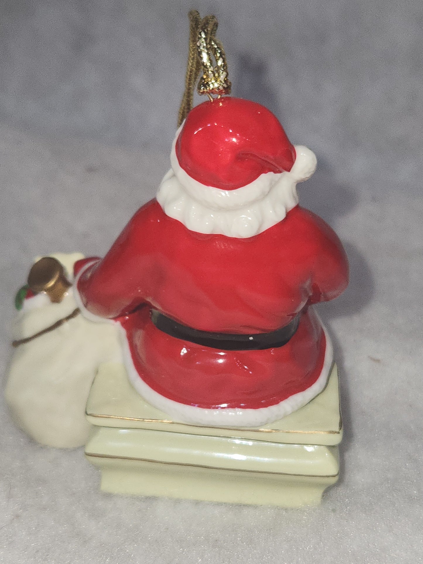 Belleekliving Santa with bag of toys ornament chri200