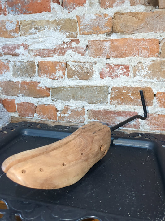 Vintage Shoe Stretcher Mens Medium 7D-11A Wooden & Metal Parts Made In Taiwan sh775