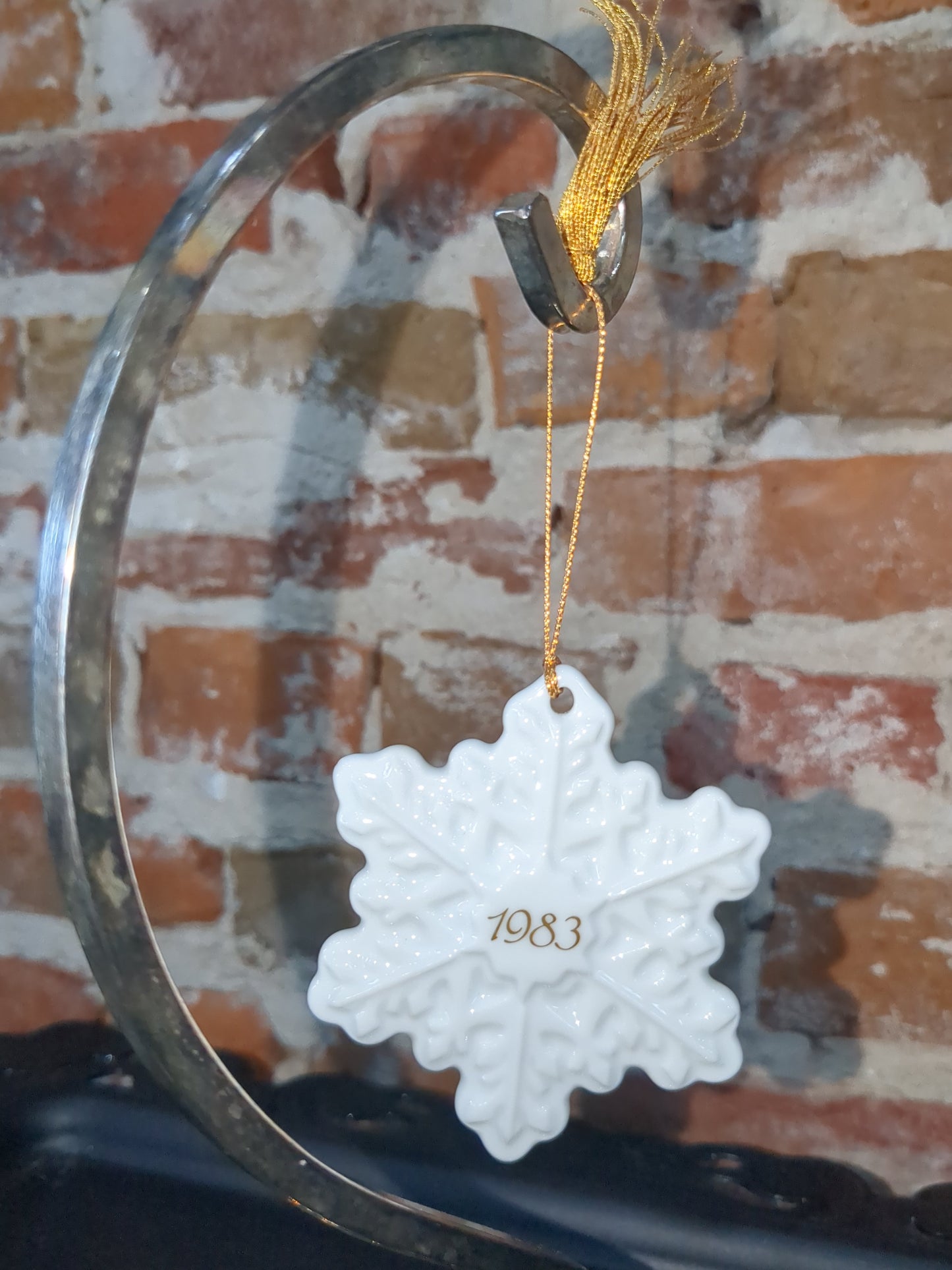 Vintage 1982 Avon Christmas Remembrance White Ceramic Snowflake Ornament with box. A7650