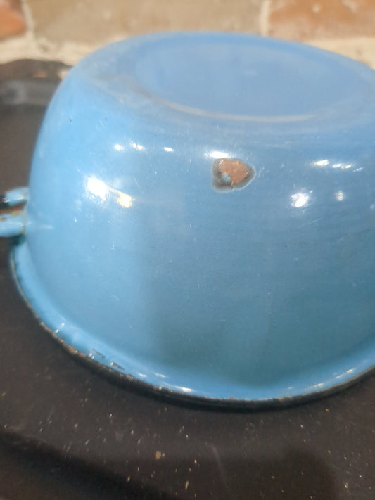 Vintage enamelware saucepan. Lighter blue. Ena27