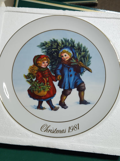 Vintage Avon Christmas 1981 First Edition Christmas Memories Plate 22k gold trim Original Box.