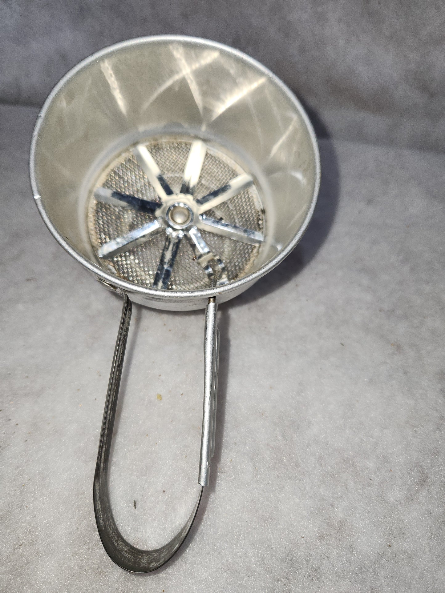 Vintage Foley Small Aluminum Flour Sifter squeeze handle 1 to 2 cup Pat. NO 2322676 fs7