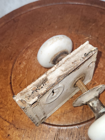Kn8 Antique White Door Knob and Lock Set kn8