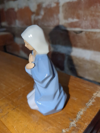 Vintage replacement piece for Hallmark ceramic 11 piece nativity set. Mary