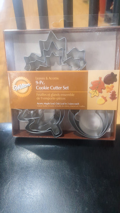 CT4 Wilton nine-piece leaves and acorns cookie cutter set