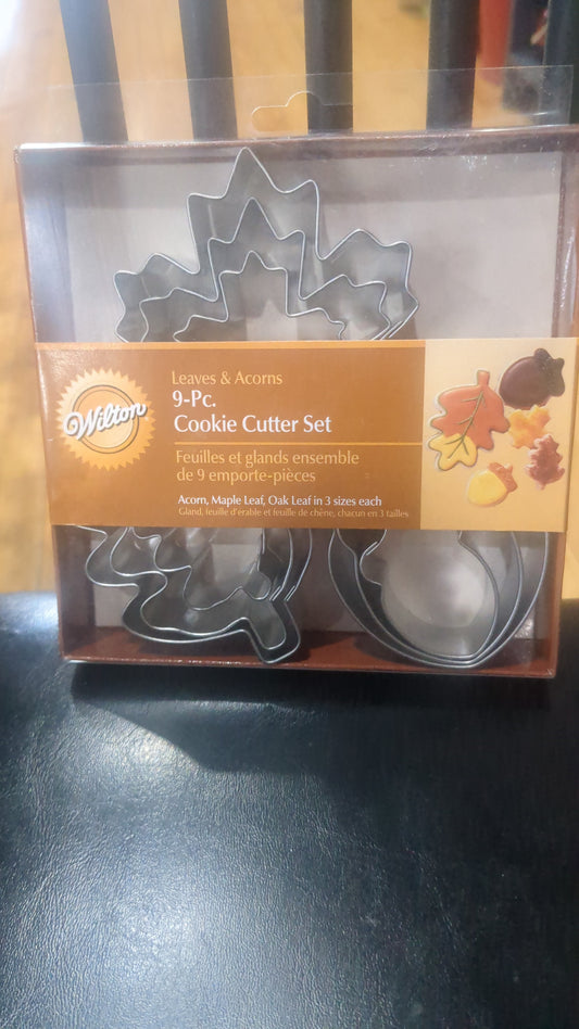 CT4 Wilton nine-piece leaves and acorns cookie cutter set