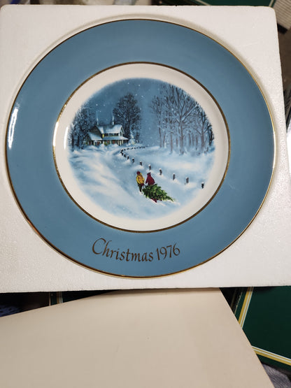 Vintage Avon Christmas 1976 Bringing Home the Tree Plate Original Box. Enoch Wedgewood England