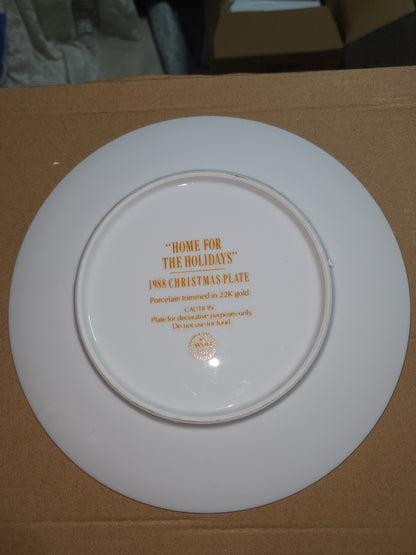 Vintage Avon Christmas 1988 Home For The Holidays Plate 22k gold trim NO BOX.