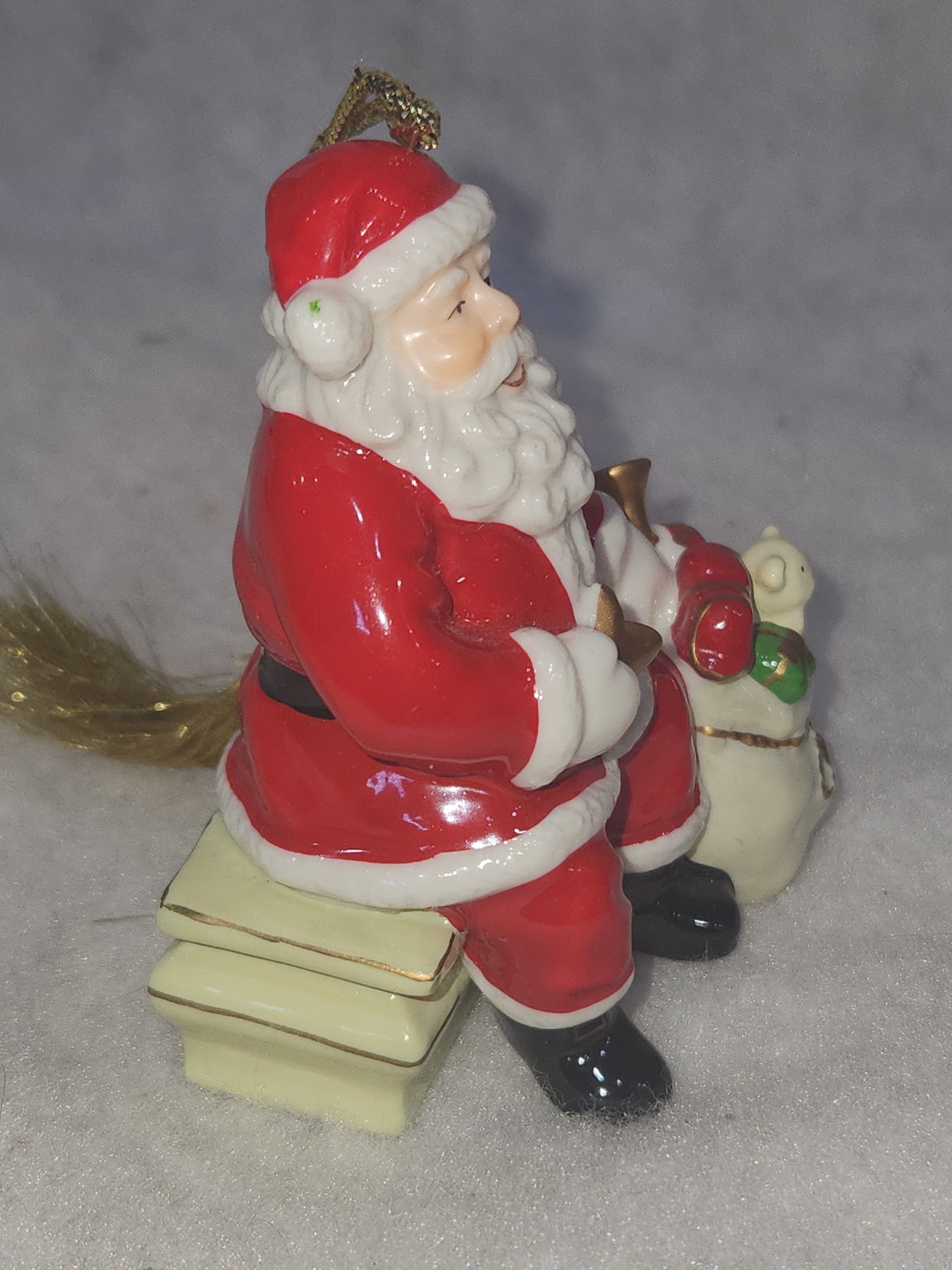 Belleekliving Santa with bag of toys ornament chri200