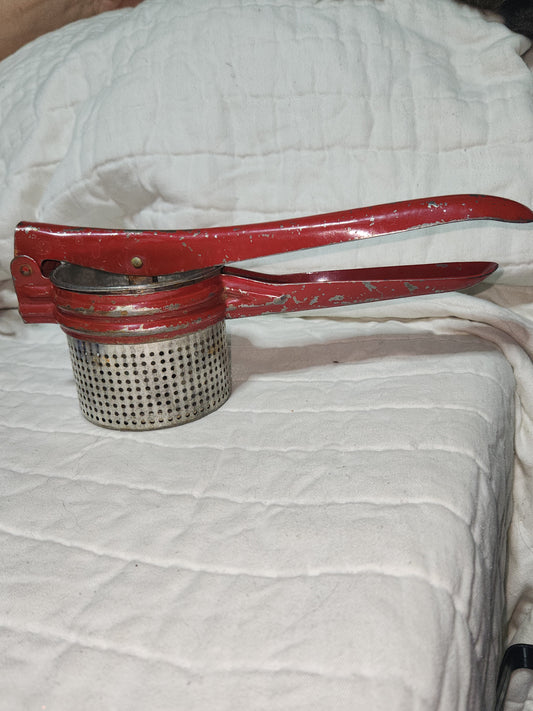 Vintage Handy Things Potato Ricer Michigan red handle kit912